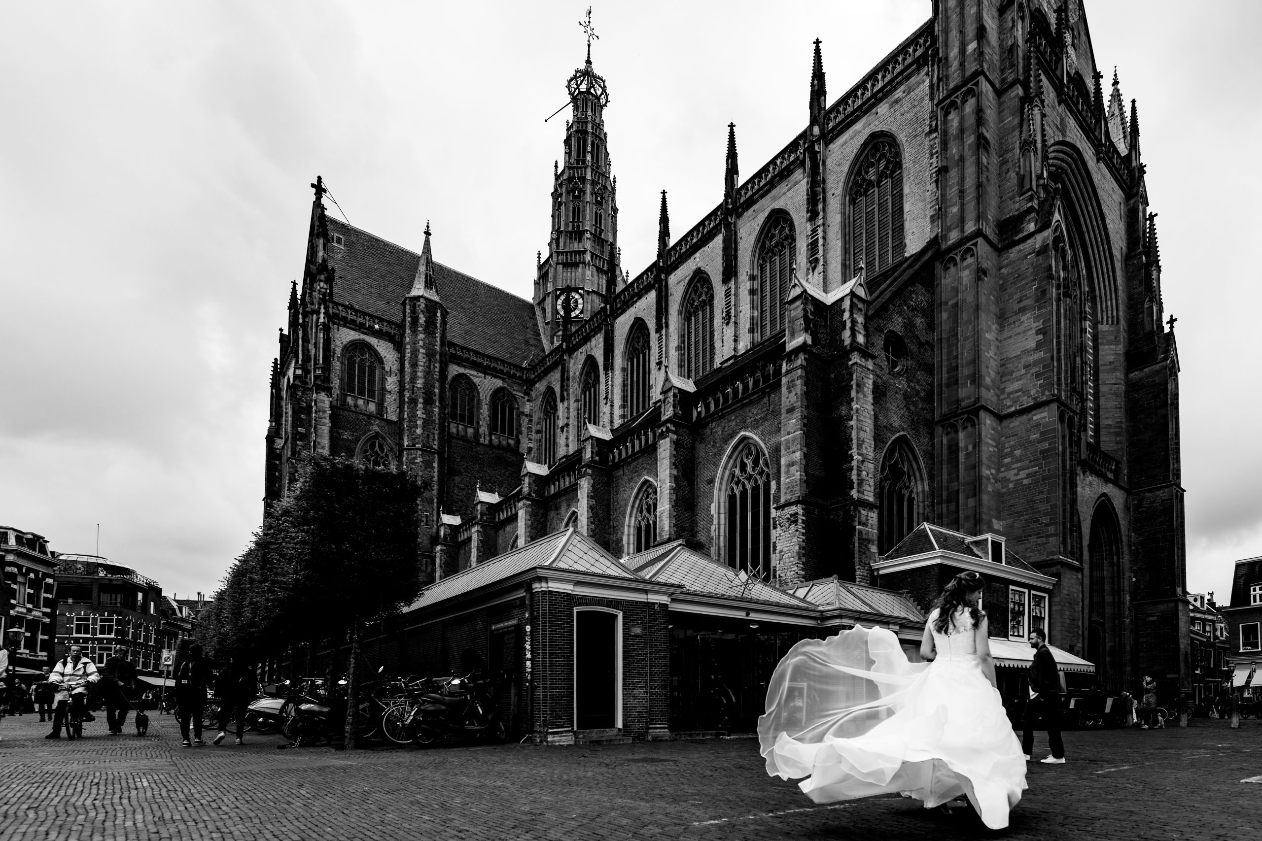 bruid bij kerk Haarlem 