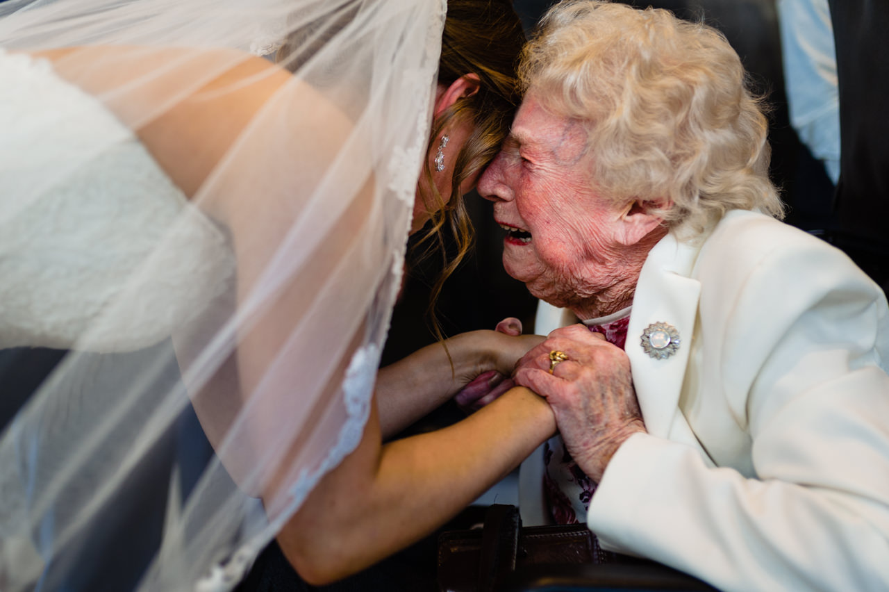 bruid met oma vastgelegd door trouwfotograaf