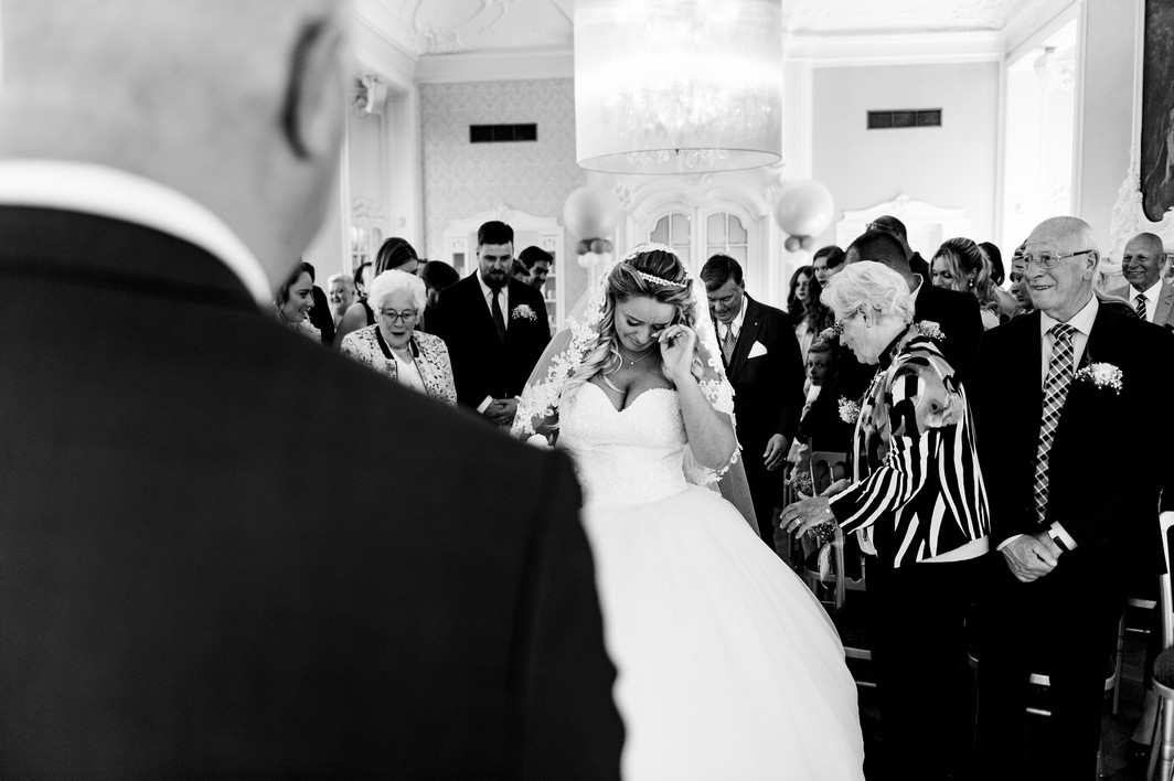 Trouwfotograaf fotografeert huilende bruid
