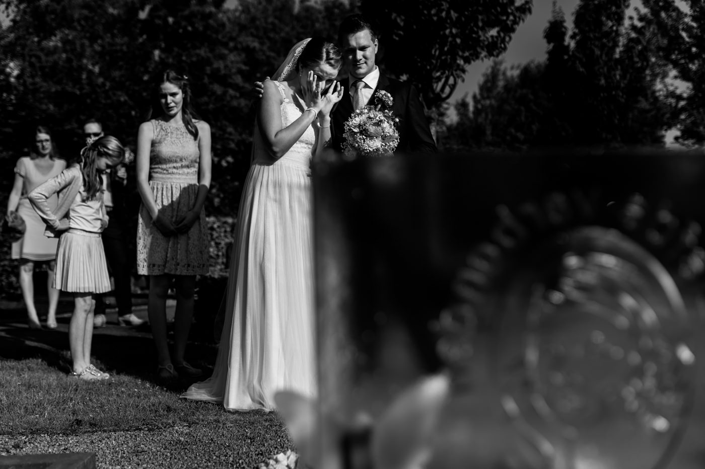 huilend bruidspaar bij graf