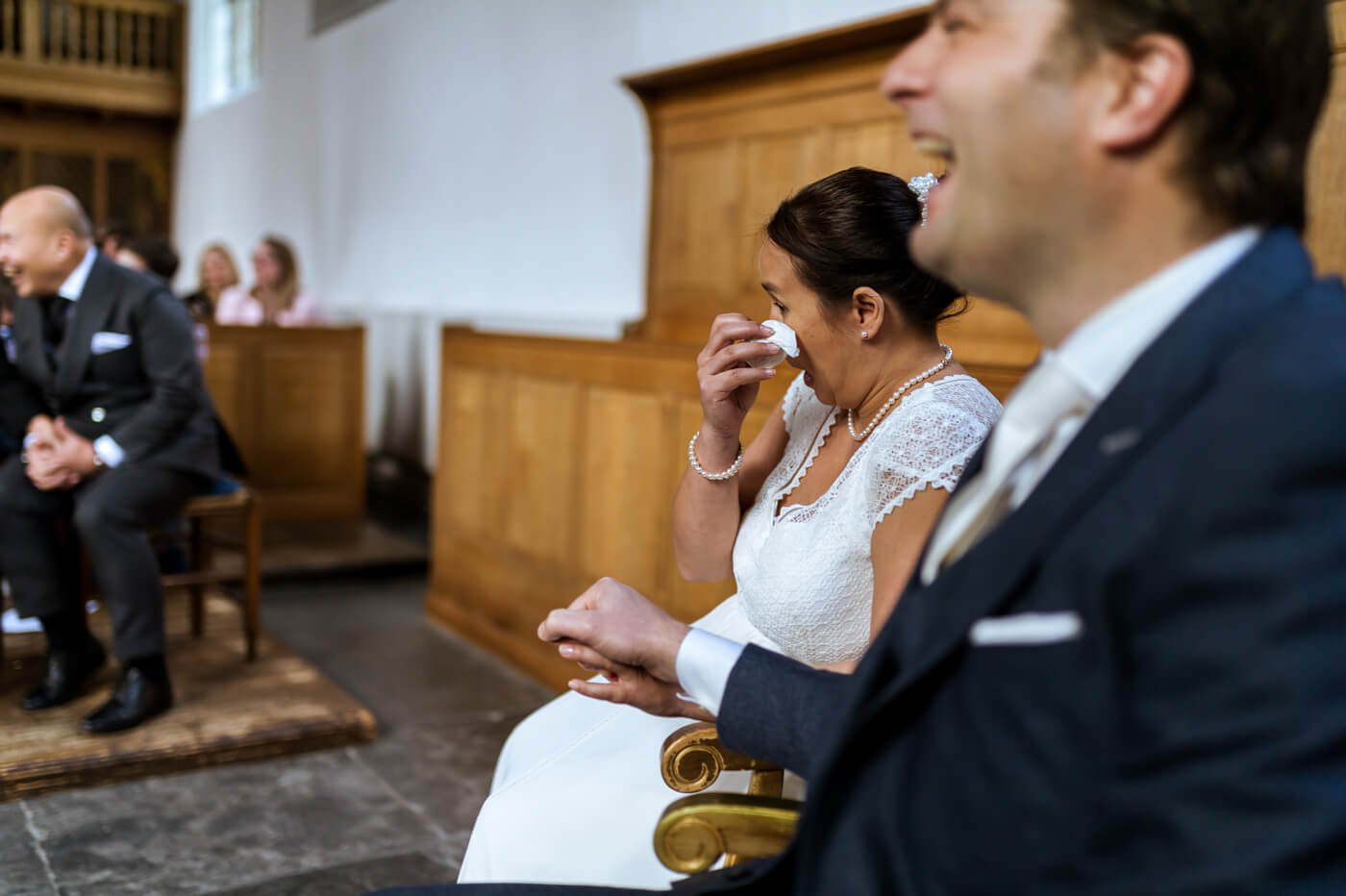 huilende bruid tijdens trouwcermonie door trouwfotograaf