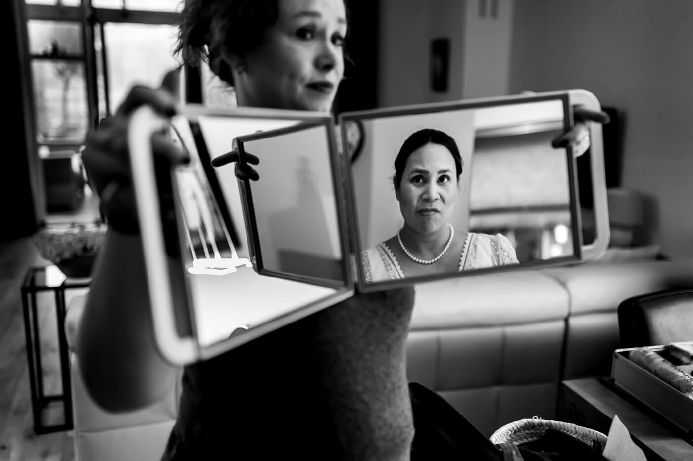 bruid bekijkt zichzelf in de spiegel
