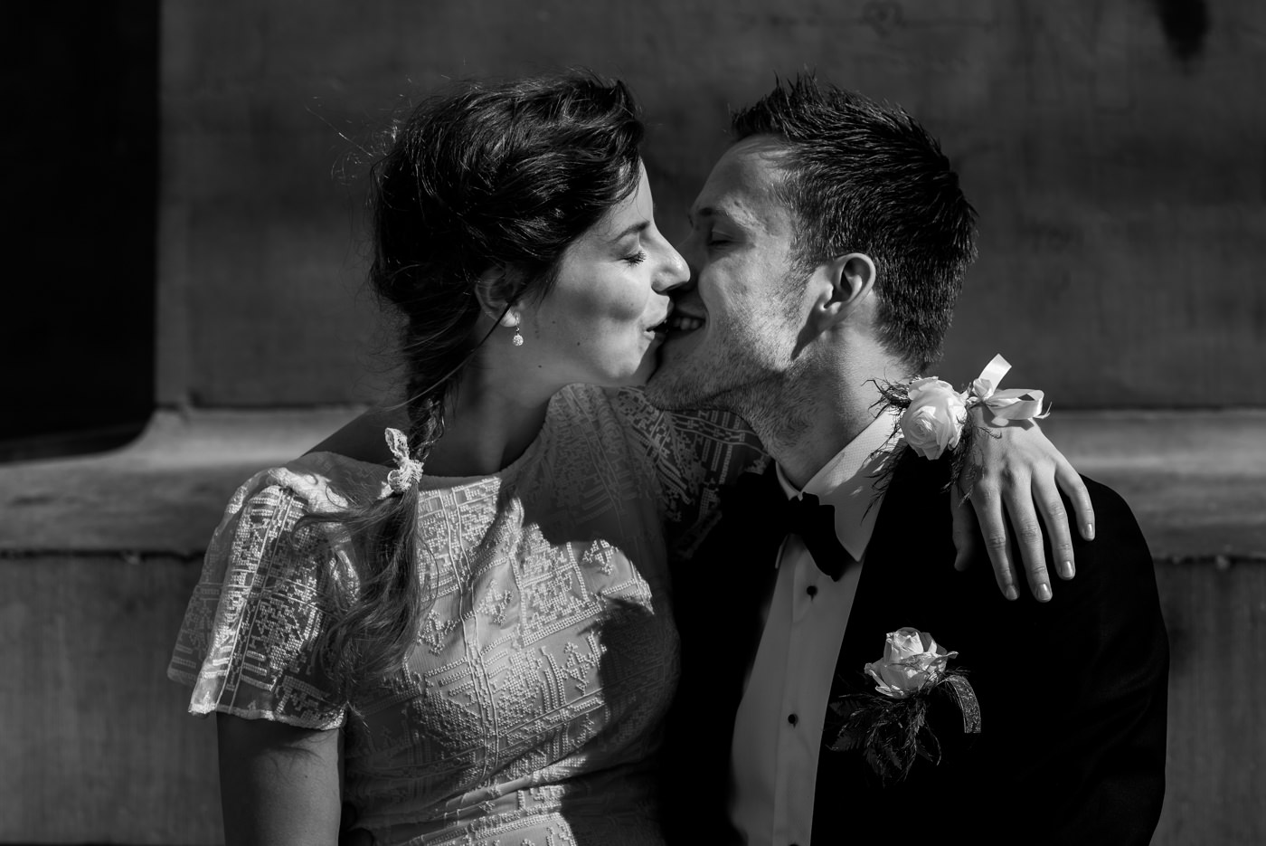 bruidspaar zoenend op de foto door trouwfotograaf