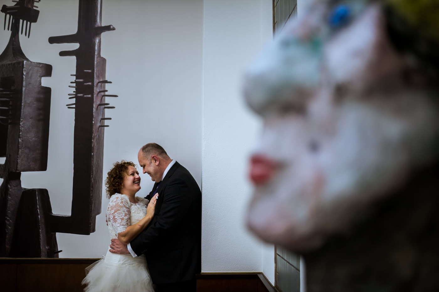 bruidspaar tijdens loveshoot in museum