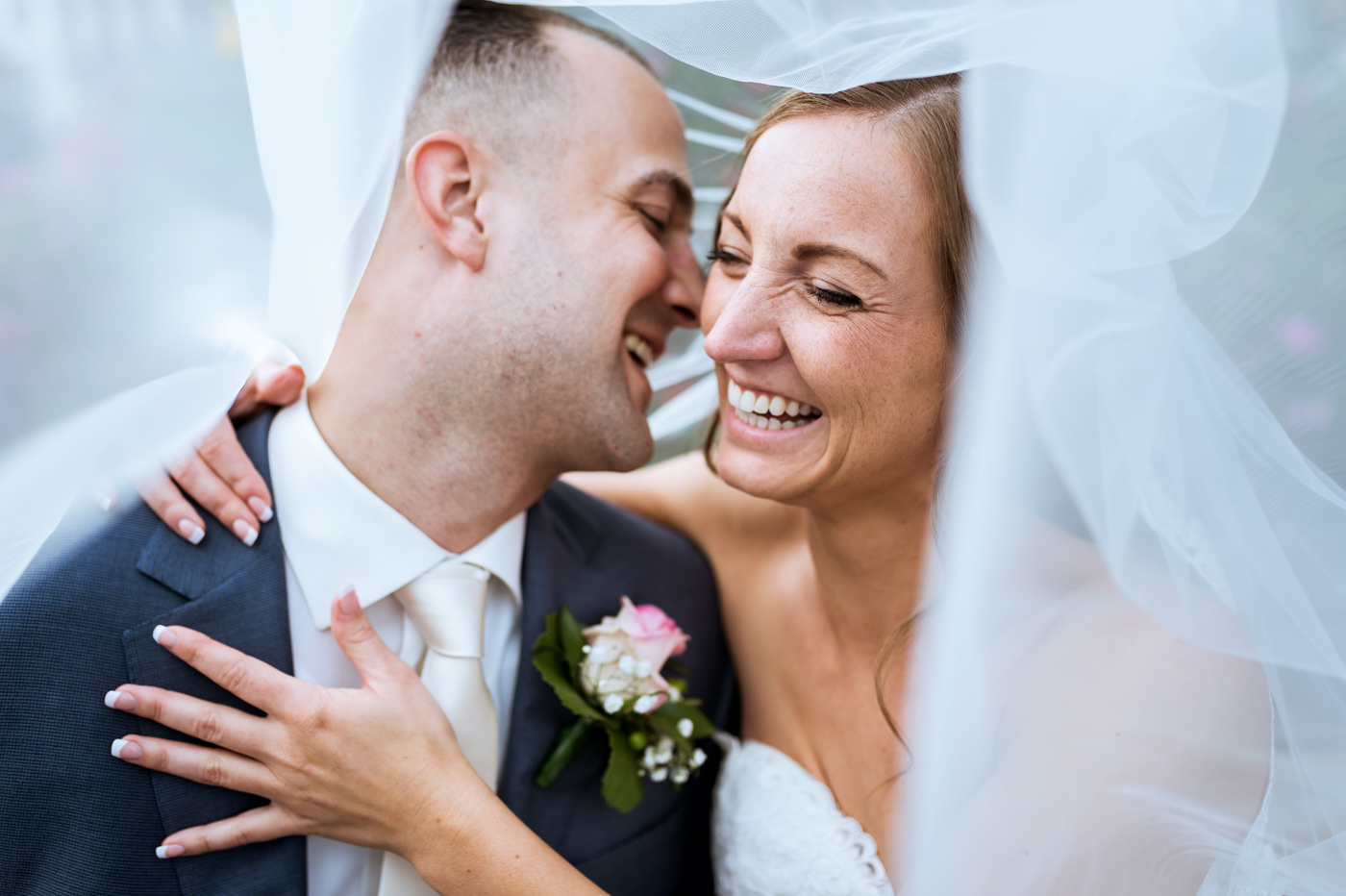 gelukkig bruidspaar door trouwfotograaf