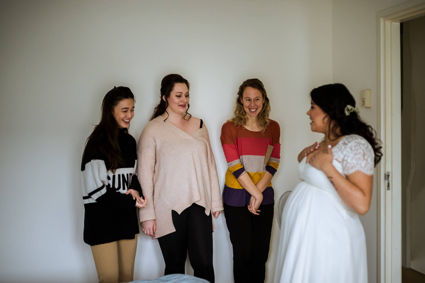 bruid in trouwjurk met vriendinnen