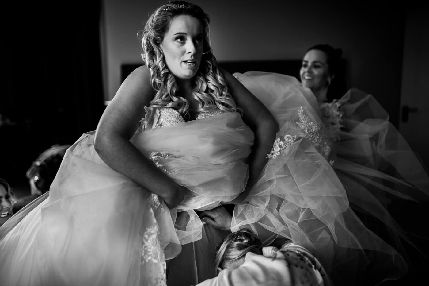 bruid met enorme trouwjurk