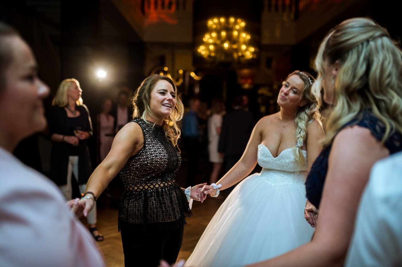 bruid danst met vriendinnen