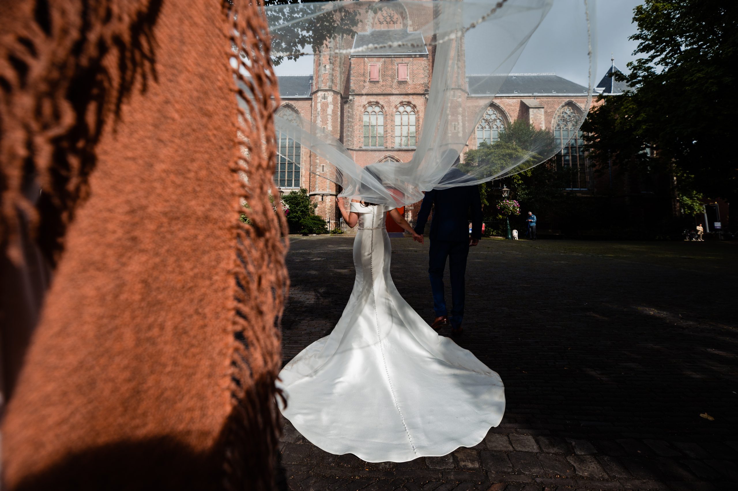 bruidspaar grote kerk fotoshoot